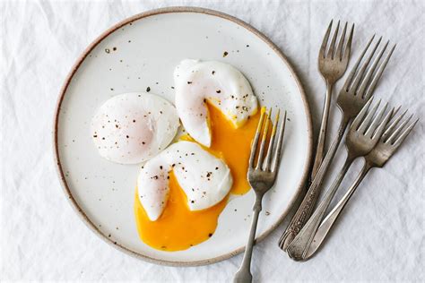 How many carbs are in country style poached eggs and biscuit - calories, carbs, nutrition