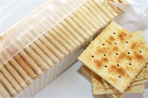 How many carbs are in crackers-unsalted - calories, carbs, nutrition
