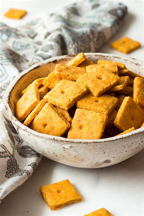 How many carbs are in crispy cheddar crackers - calories, carbs, nutrition
