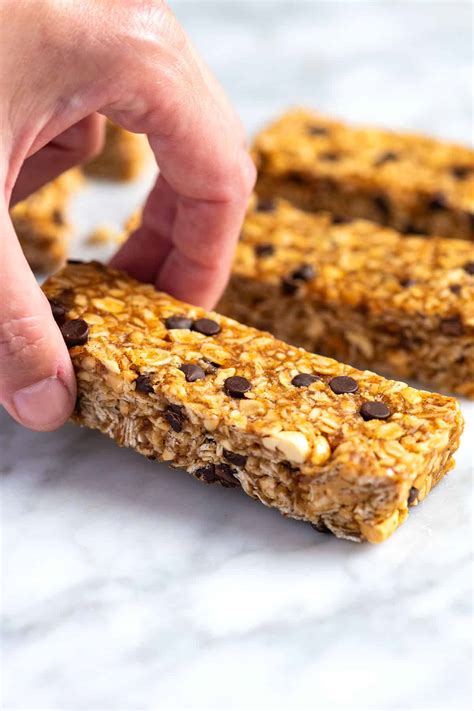 How many carbs are in crunchy peanut butter granola bar - calories, carbs, nutrition