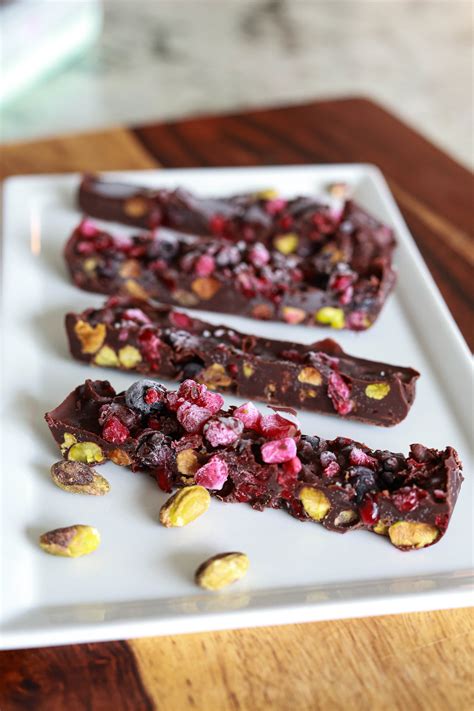 How many carbs are in dark chocolate berry bar - calories, carbs, nutrition