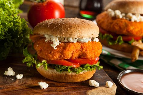 How many carbs are in deluxe crispy buffalo chicken sandwich - calories, carbs, nutrition