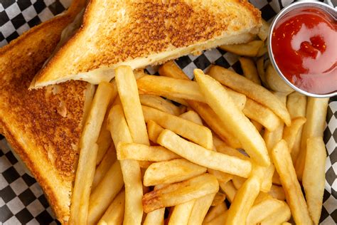 How many carbs are in deluxe grilled cheese with french fries - calories, carbs, nutrition