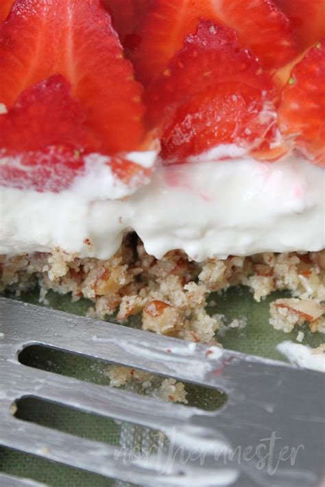 How many carbs are in dessert, strawberry pretzel (bostwick) - calories, carbs, nutrition