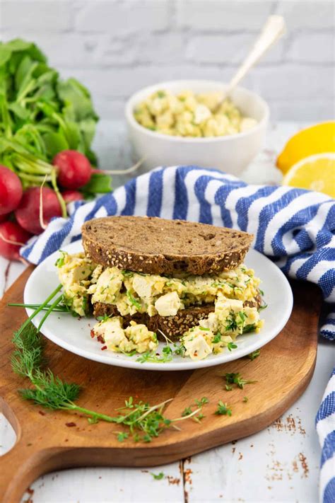 How many carbs are in egg salad sandwich on white - calories, carbs, nutrition