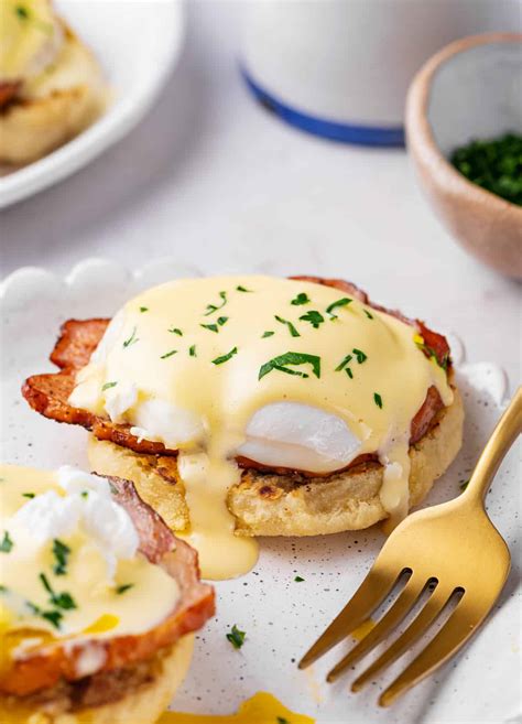 How many carbs are in eggs benedict with canadian bacon - calories, carbs, nutrition