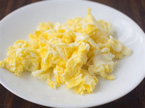 How many carbs are in eggs scrambled country style 1/2 cup - calories, carbs, nutrition