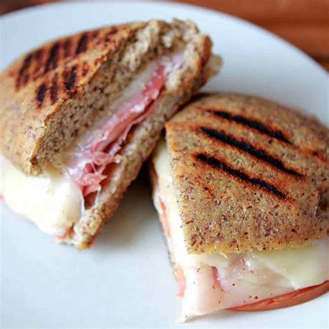 How many carbs are in fabrizio's classic club panini - calories, carbs, nutrition