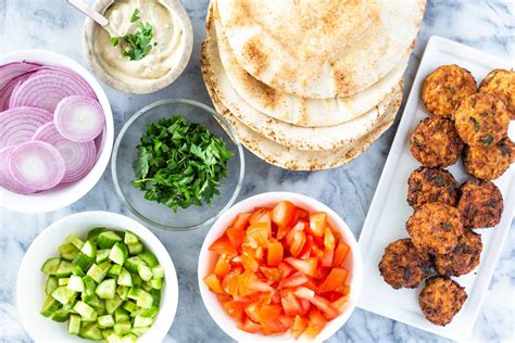 How many carbs are in falafel pita sandwich - calories, carbs, nutrition
