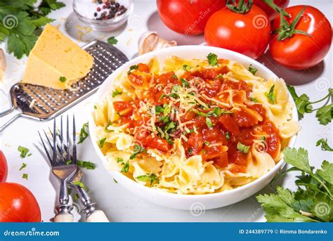 How many carbs are in farfalle marinara - calories, carbs, nutrition