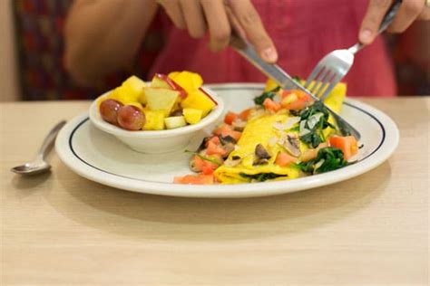 How many carbs are in farmhouse omelet with fresh fruit - calories, carbs, nutrition