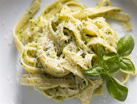 How many carbs are in fettuccine with pesto sauce - calories, carbs, nutrition