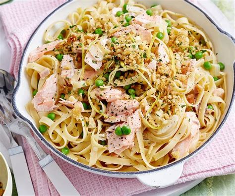 How many carbs are in fettuccini with salmon and leeks (51873.3) - calories, carbs, nutrition