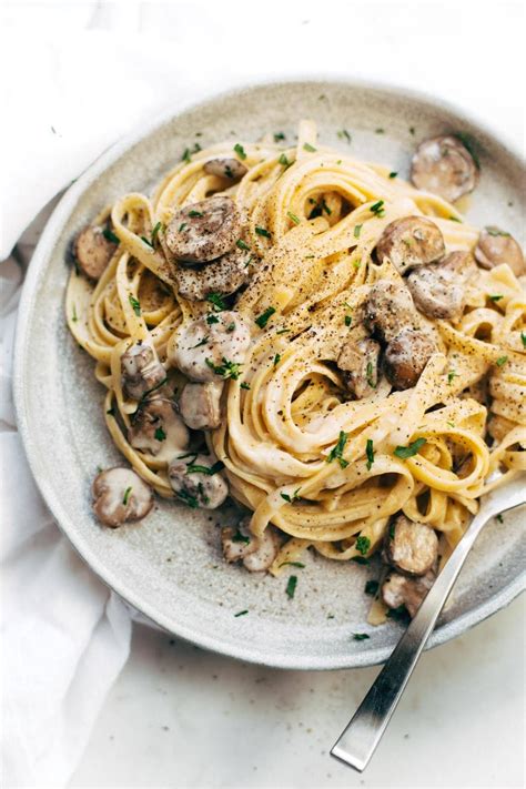 How many carbs are in fettucine with mushroom cream sauce (44561.0) - calories, carbs, nutrition