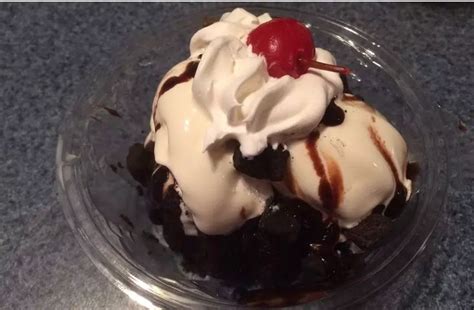 How many carbs are in fudge brownie molten cake sundae - calories, carbs, nutrition