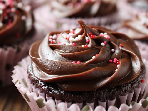 How many carbs are in fudge icing chocolate cupcake - calories, carbs, nutrition