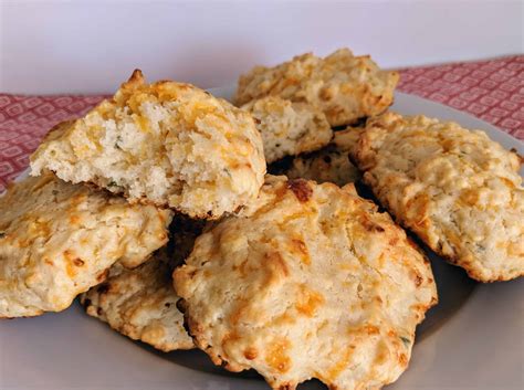 How many carbs are in garlic cheese biscuit - calories, carbs, nutrition