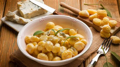 How many carbs are in gnocchi gorgonzola - calories, carbs, nutrition