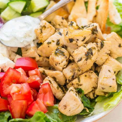 How many carbs are in go greek chicken gyros in a salad pitta - calories, carbs, nutrition