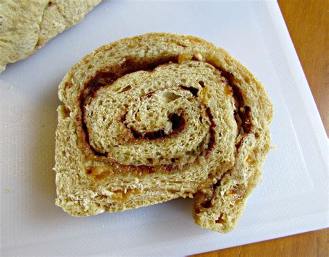 How many carbs are in golden raisin cinnamon rolls - calories, carbs, nutrition