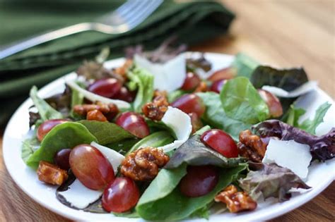 How many carbs are in grape, cheddar and walnut salad - calories, carbs, nutrition