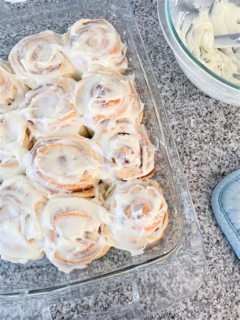 How many carbs are in grapefruit cinnamon roll, with frosting - calories, carbs, nutrition