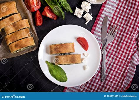 How many carbs are in greek spinach strudel - calories, carbs, nutrition