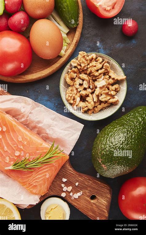 How many carbs are in greens with salmon and walnuts (11469.3) - calories, carbs, nutrition