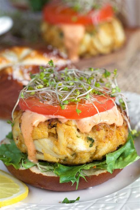 How many carbs are in grilled crab cake sandwich - calories, carbs, nutrition