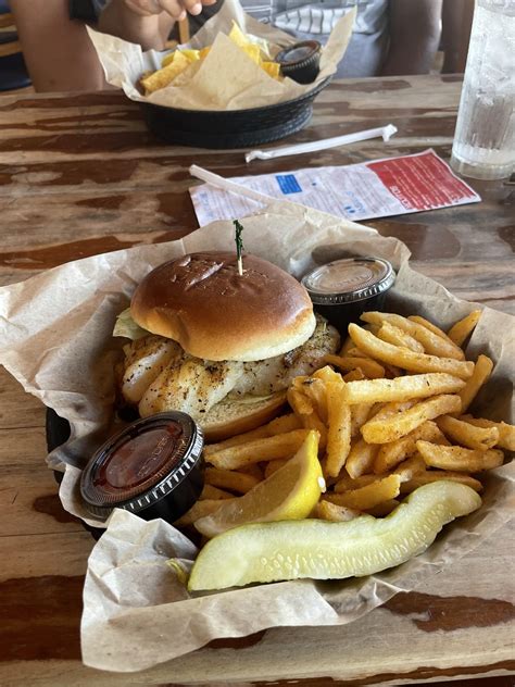 How many carbs are in grilled grouper sandwich with white bun - calories, carbs, nutrition