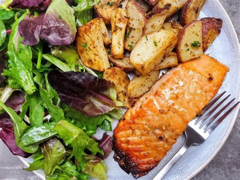 How many carbs are in grilled maple-mustard salmon - calories, carbs, nutrition