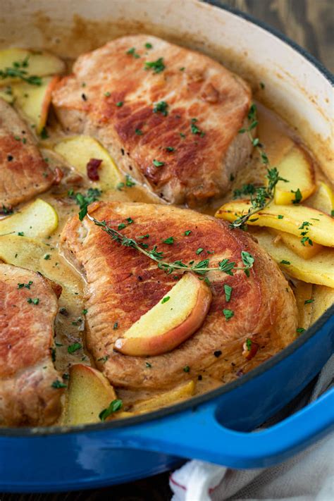 How many carbs are in grilled pork chops with apples - calories, carbs, nutrition