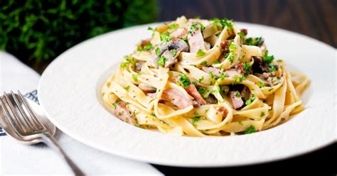 How many carbs are in ham and mushrom tagliatelle served with garlic bread - calories, carbs, nutrition