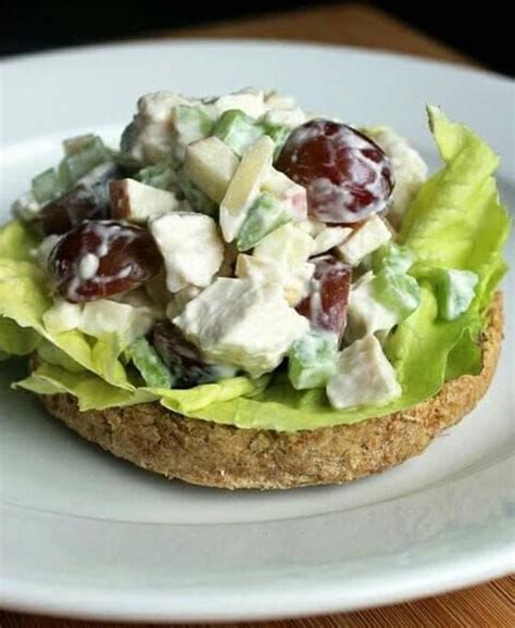 How many carbs are in harvest chicken salad sandwich with seedless grapes - calories, carbs, nutrition