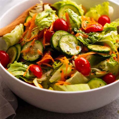 How many carbs are in hearty garden salad - calories, carbs, nutrition