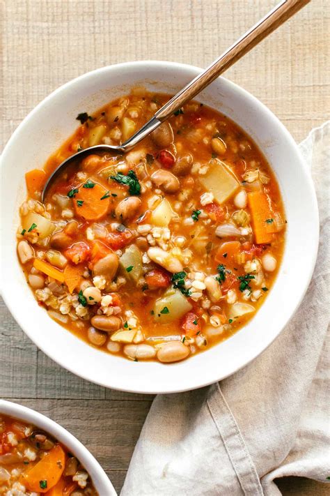 How many carbs are in hearty vegetable soup - calories, carbs, nutrition