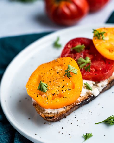 How many carbs are in heirloom tomato and borsin toast - calories, carbs, nutrition