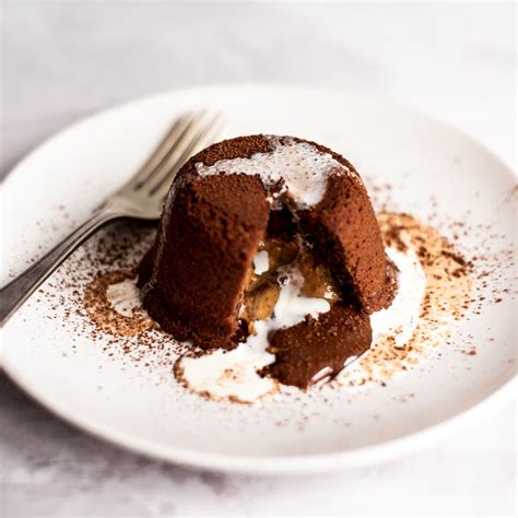 How many carbs are in hot chocolate melting middle dessert - calories, carbs, nutrition