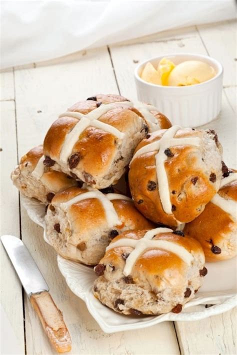 How many carbs are in hot cross bun cranberry & orange - calories, carbs, nutrition