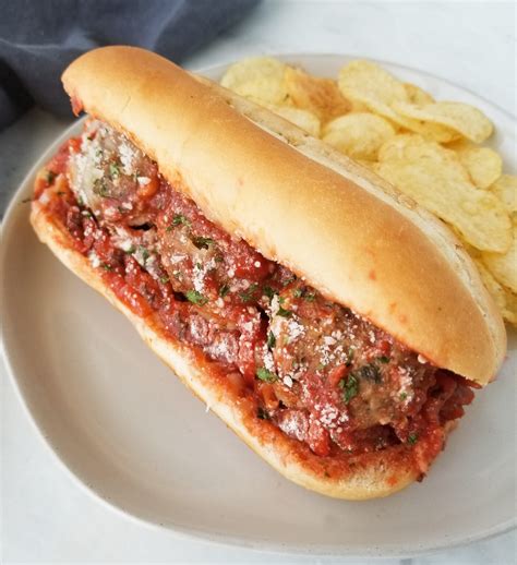 How many carbs are in hot italian meatball sandwiches - calories, carbs, nutrition