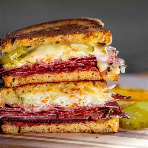 How many carbs are in hot pastrami sandwich - calories, carbs, nutrition