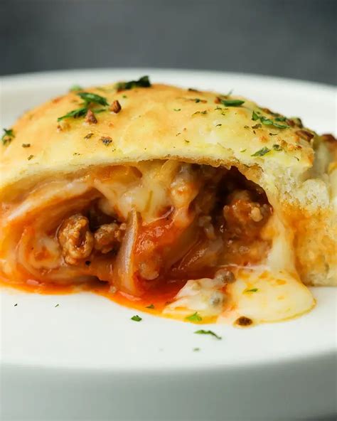 How many carbs are in hot pepper calzone - calories, carbs, nutrition