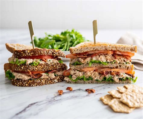 How many carbs are in hot smoked salmon club sandwich - calories, carbs, nutrition