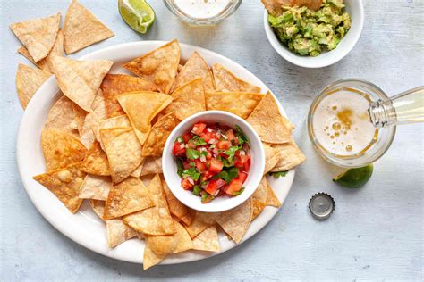 How many carbs are in house fried tortilla chips with salsa verde - calories, carbs, nutrition