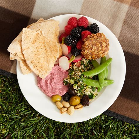 How many carbs are in hummus plate with pita - calories, carbs, nutrition