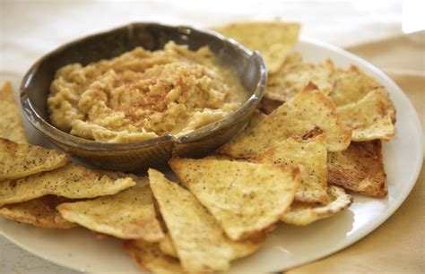 How many carbs are in hummus with pita triangles - calories, carbs, nutrition