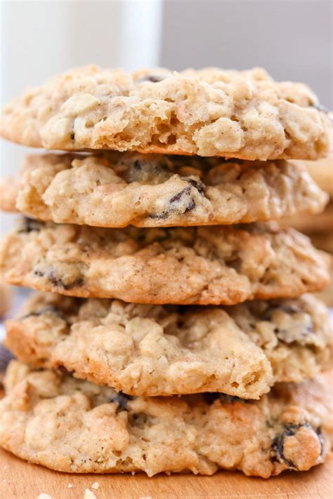 How many carbs are in jumbo oatmeal raisin cookie - calories, carbs, nutrition