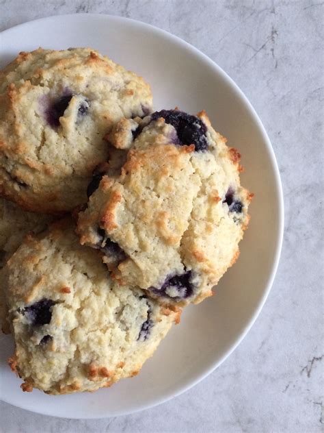 How many carbs are in large blueberry scone (52027.14) - calories, carbs, nutrition