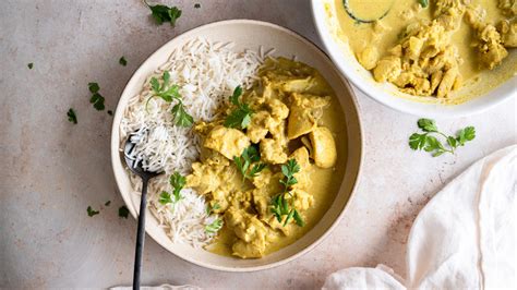 How many carbs are in large chicken korma and rice - calories, carbs, nutrition