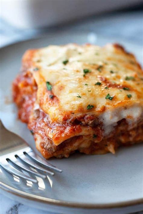 How many carbs are in lasagna bolognese, broccoli with red pepper, garlic bread sticks - calories, carbs, nutrition